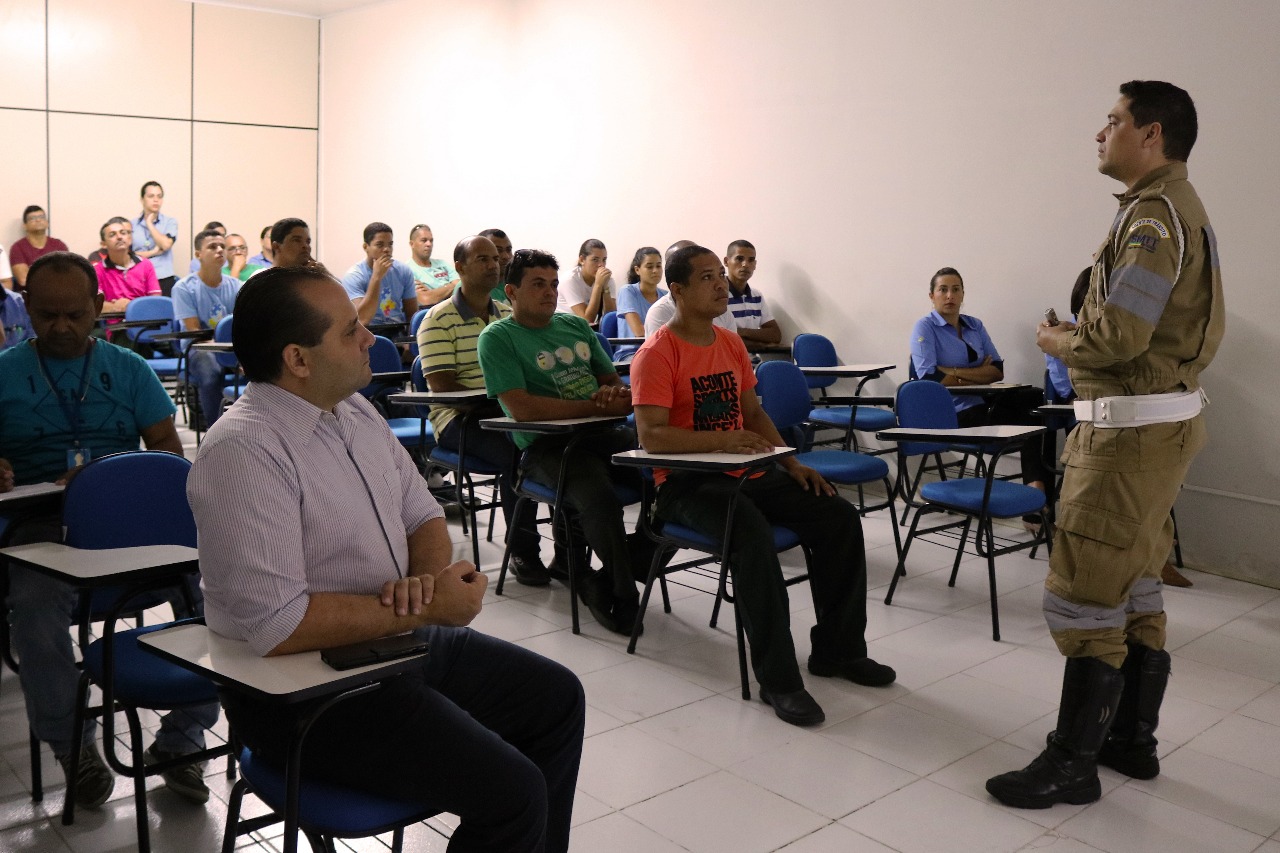 SMTT leva mensagem de segurança no trânsito a trabalhadores da Viação Atalaia - SMTT Aracaju